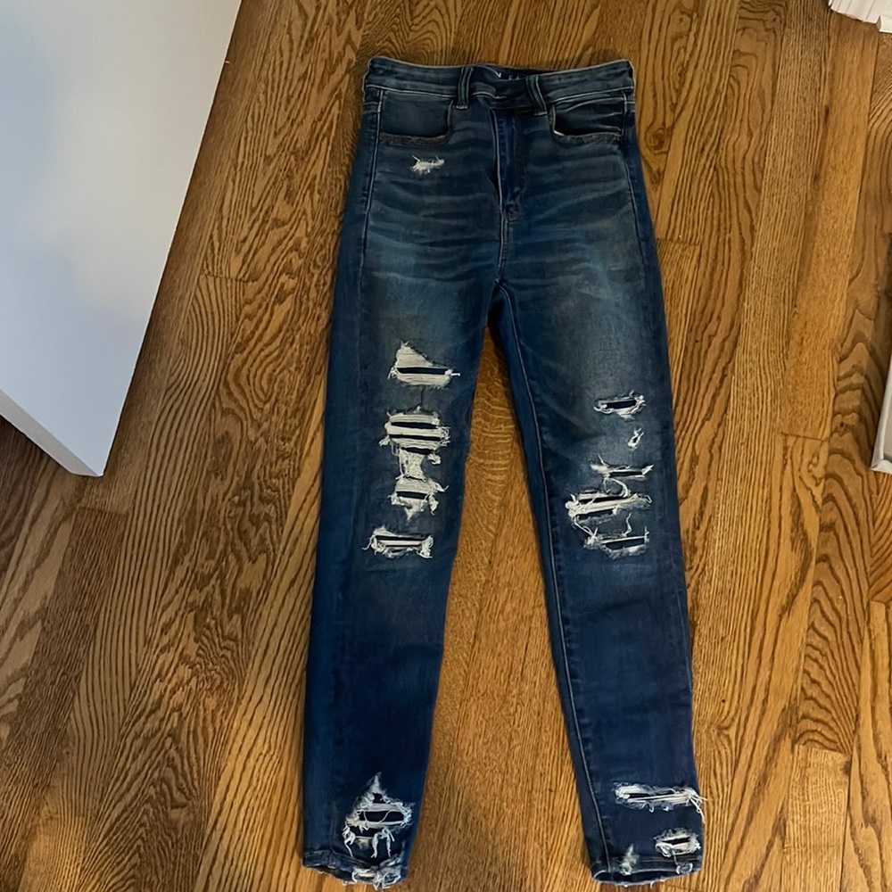 American Eagle Medium Wash Distressed Highest Rise Jegging Crop. Size 2